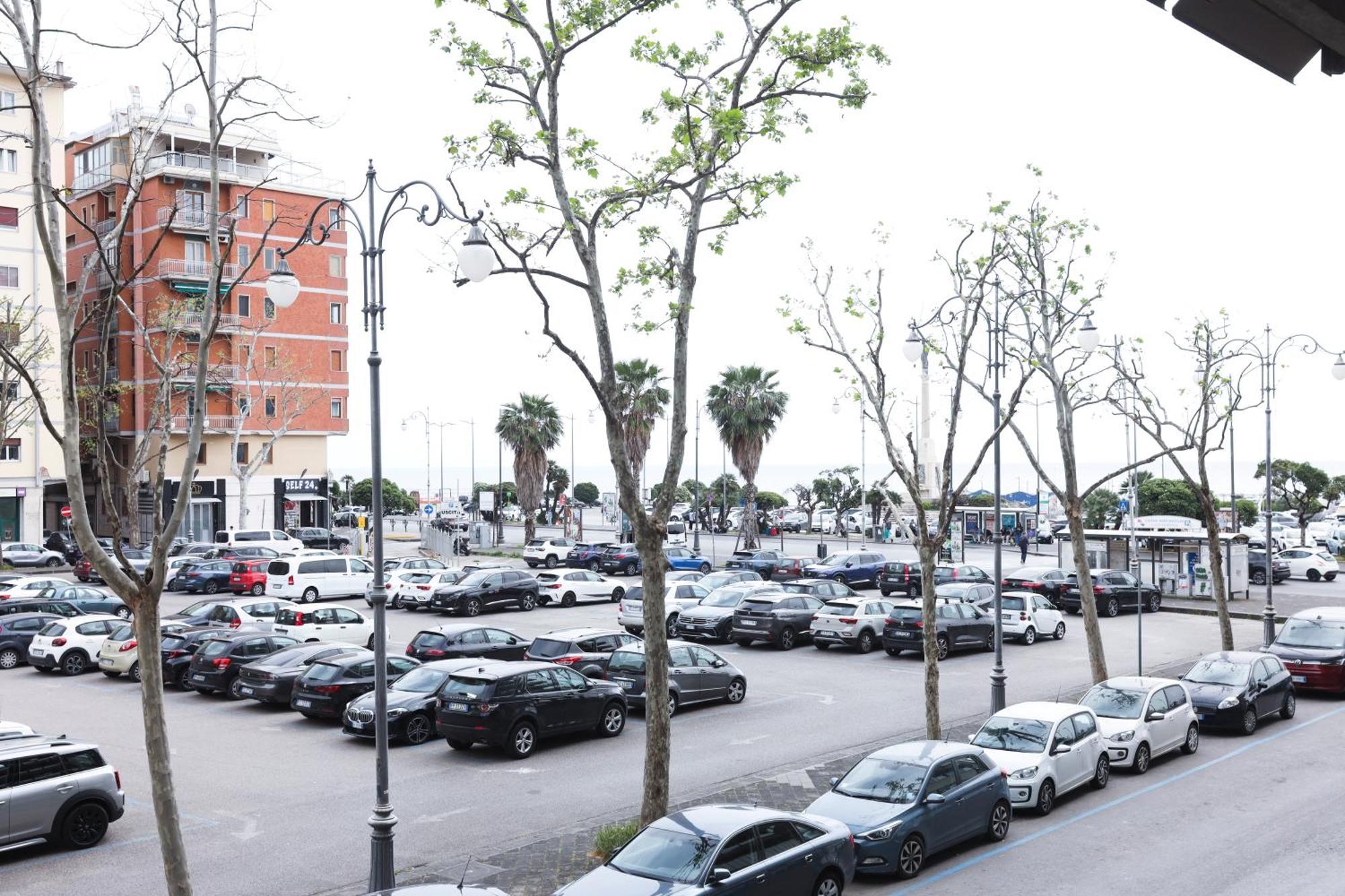 Lo - Piazza Della Concordia & Sea View * Salerno